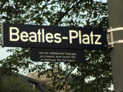 Beatles-Platz, Reeperbahn Ecke Groe Freiheit; nach der weltbekannten Popgruppe aus Liverpool, deren Karriere 1962 im Star-Club begann.