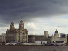 Liverpool Pier Head, mit den 'Three Graces': the Royal Liver Building, Cunard Building und Port of Liverpool Building (von links nach rechts)